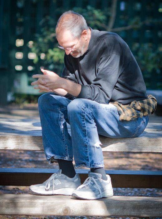 استیو جابز و پوشیدن کفش نیوبالانس روی پله چوبی